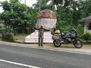 Tugu Khatulistiwa Koto Alam