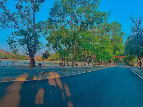 Bờ hồ lục yên