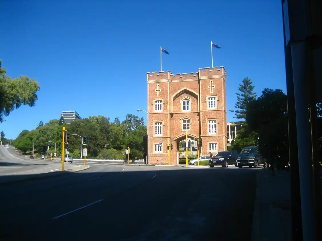 Hotel dekat Barracks Arch