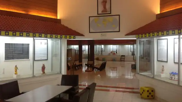 Hotels near International Dolls Museum