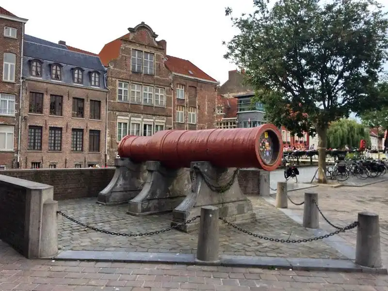 Hotel in zona The Big Cannon
