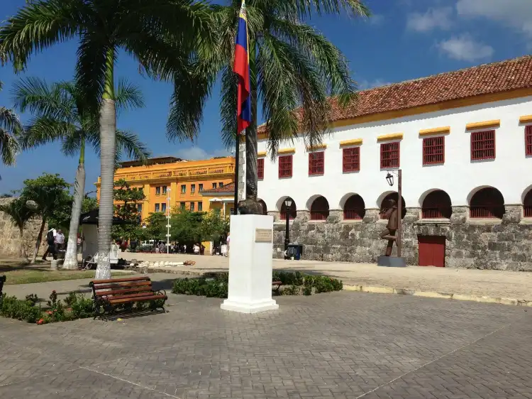 Các khách sạn gần Naval Del Caribe