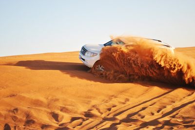 Fuoristrada nel deserto a Dubai