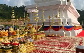 쁘레아 타옹 니엉 니억 동상