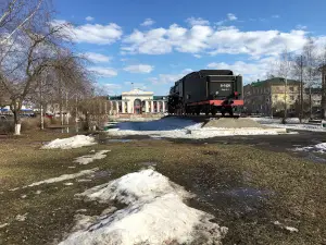 Steam locomotive monument L-5129