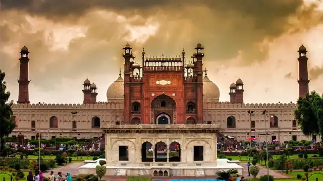 Hotels near Badshahi Mosque