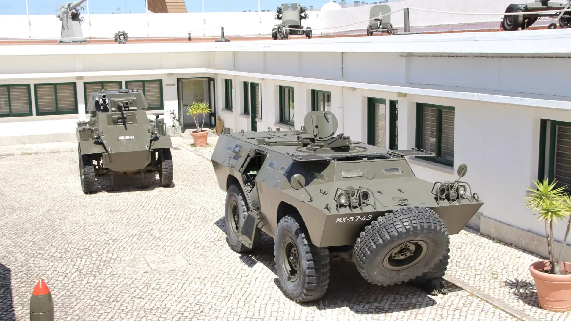 Hotels near Museu do Combatente