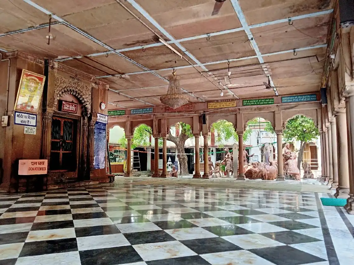 Các khách sạn gần Kabir Chaura Math