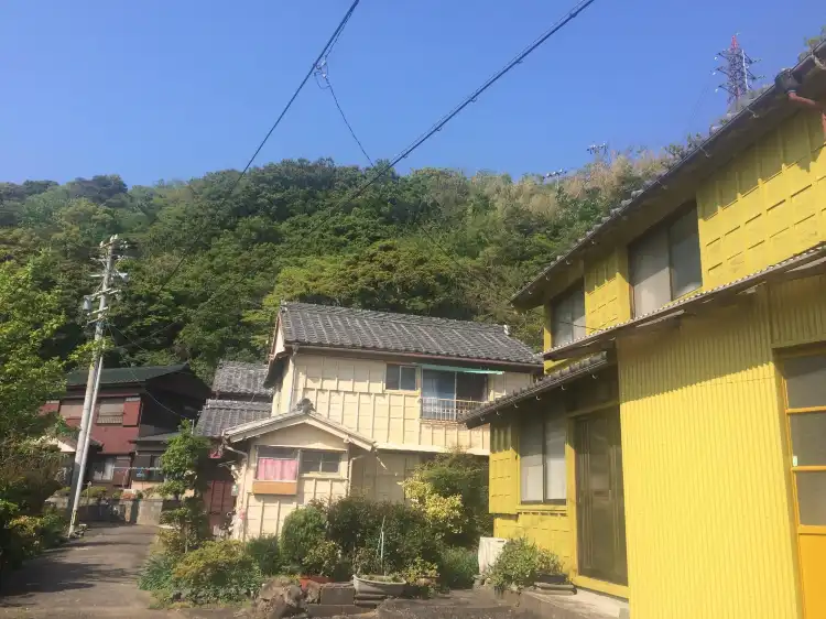 Hotels near Sakate Island