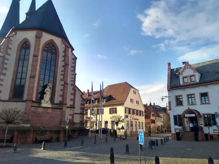 Weingut Gebruder Andres附近的飯店