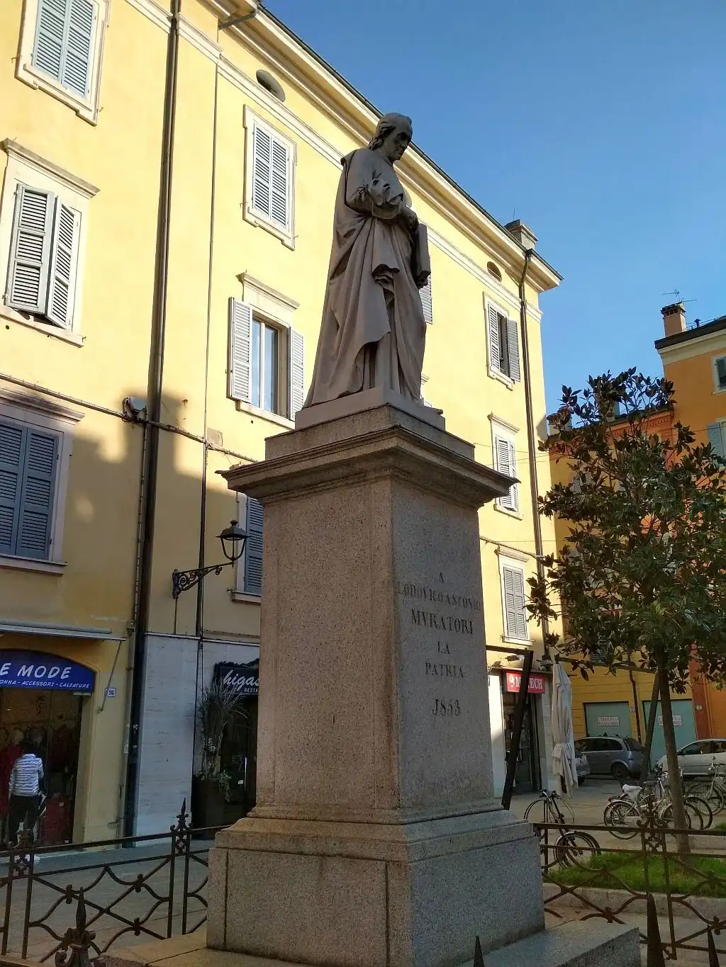 Hotel in zona Monumento a Ludovico Antonio Muratori