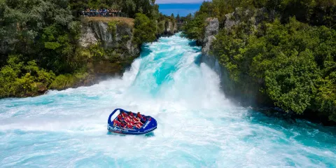胡卡瀑布噴射快艇