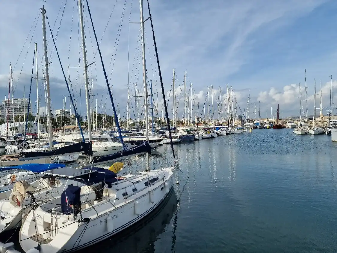 Các khách sạn gần Larnaca Marina