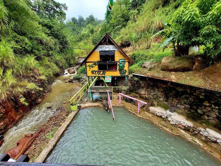 Hotels near Screw's Sulphur Spa