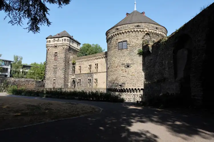 Hotels near Kurkoelnische Burg