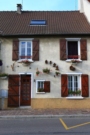 Compare 5 airports near Le Mesnil-Amelot