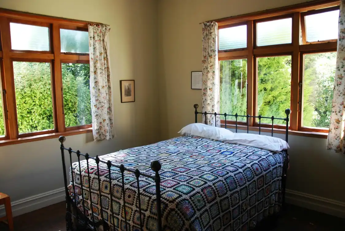 Hotels near Janet Frame House