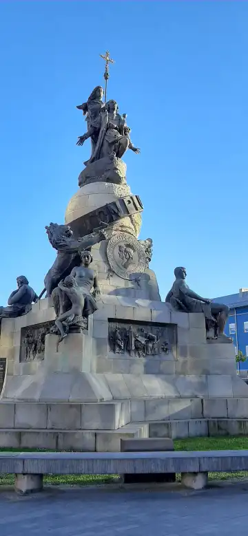 Hotels near Columbus Monument