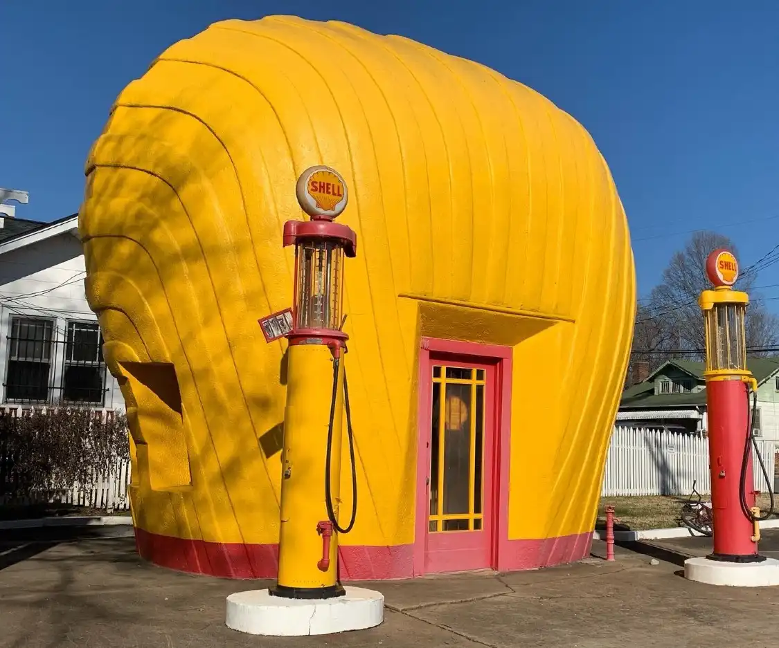 Hotels near Shell-shaped Gas Station
