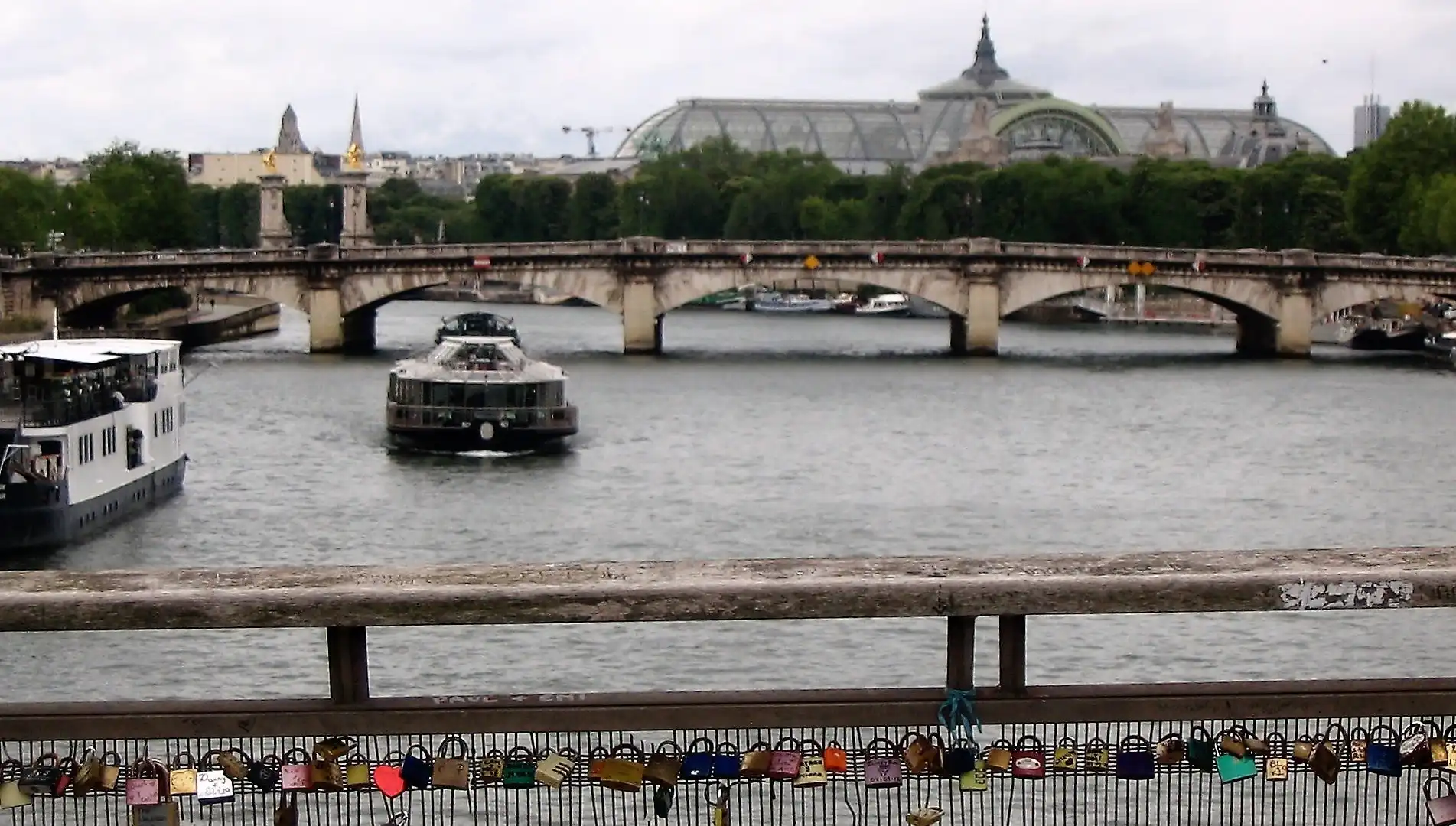 Hotels near Passerelle Léopold-Sédar-Senghor