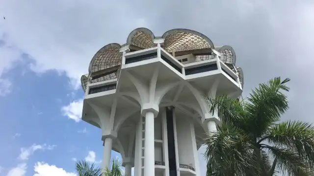 鄰近行政中心大樓的酒店