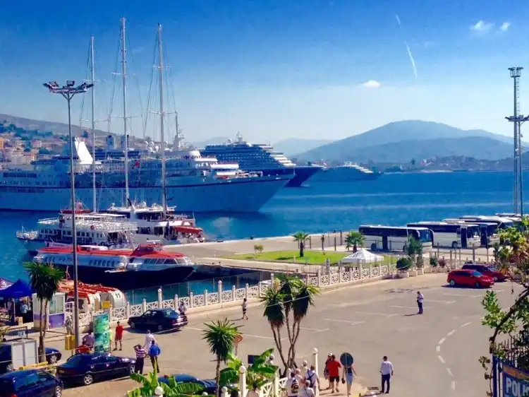 Hotels near Saranda Embankment