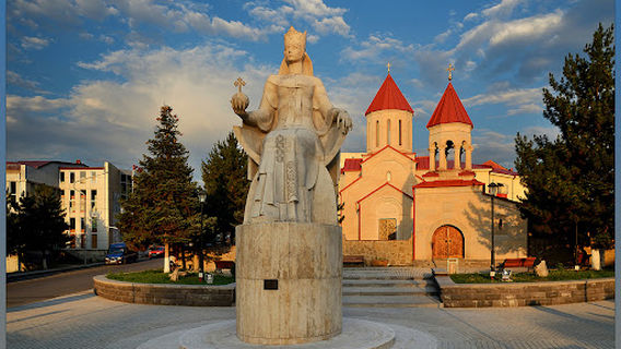 თამარ მეფის ძეგლი - King Tamar's statue