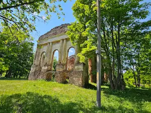 Ruiny Dvortsa Gil'zenov I Shadurskikh