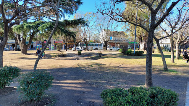 Plaza estación Pilar Nicolás Belfiore