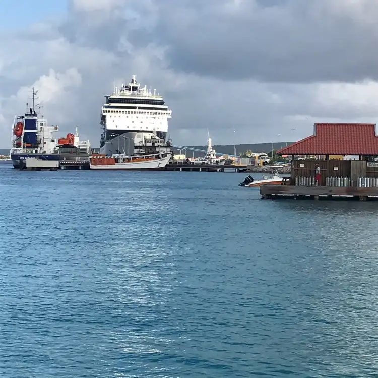 Hotels near Bari Reef (30)