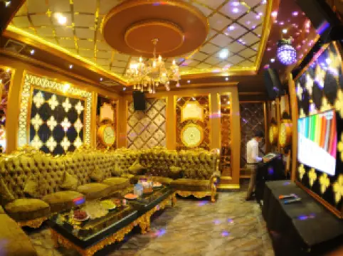 Karaoke Queen My Loi