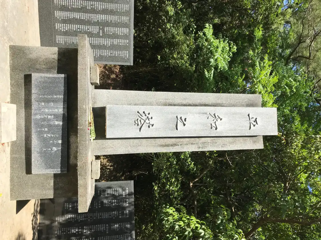 Hotels near Cenotaph for the war dead who wish for world peace.