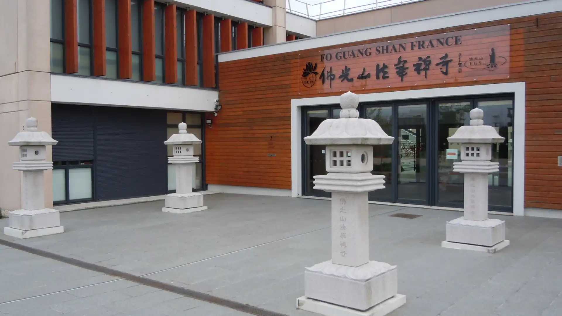 Hotels near Monastere Fo Guang Shan France
