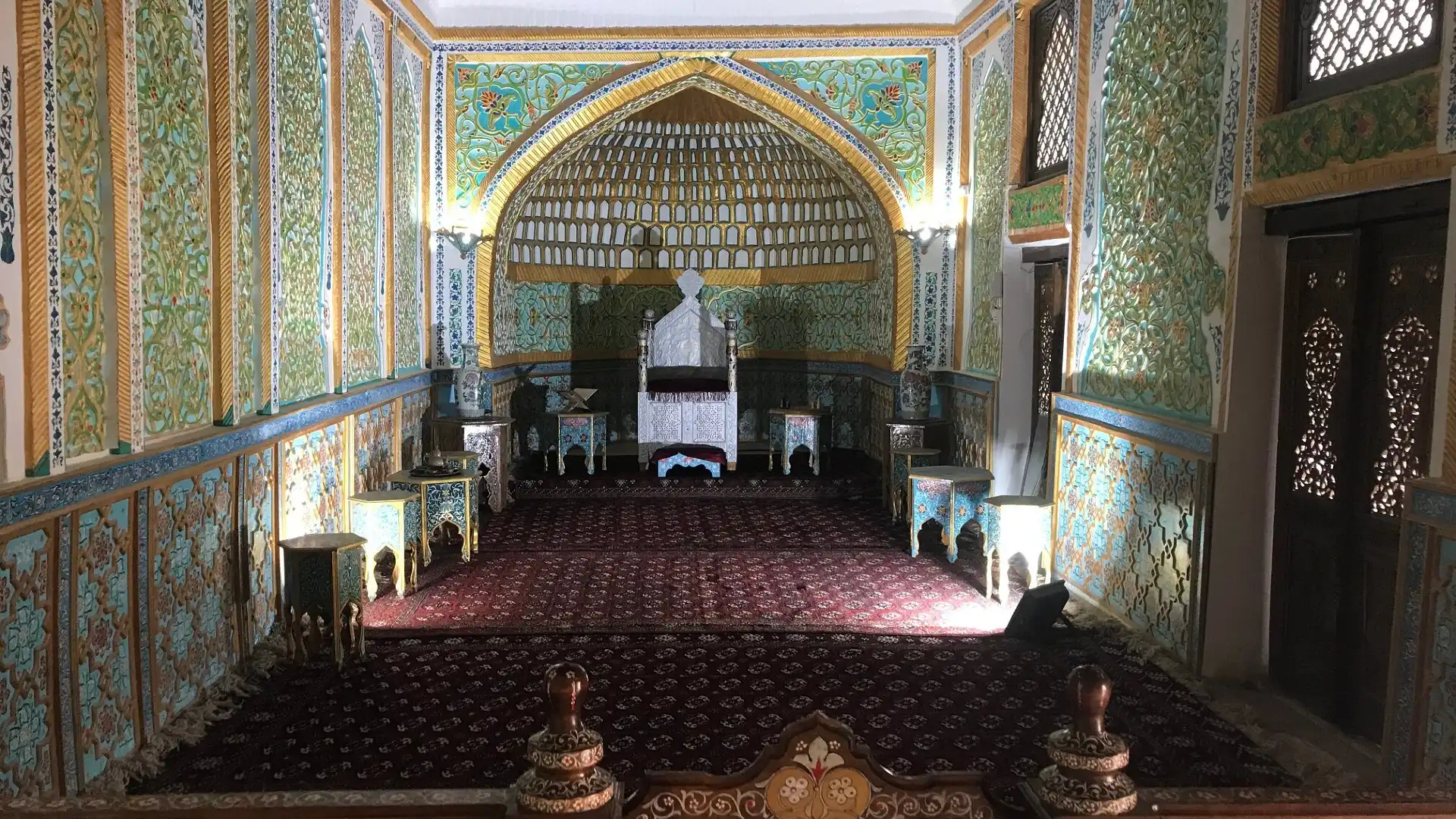 Hotels near Kuhna Ark