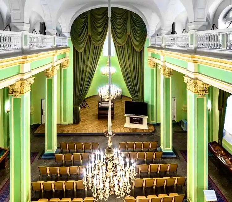 羅蒙諾索夫住宿飯店