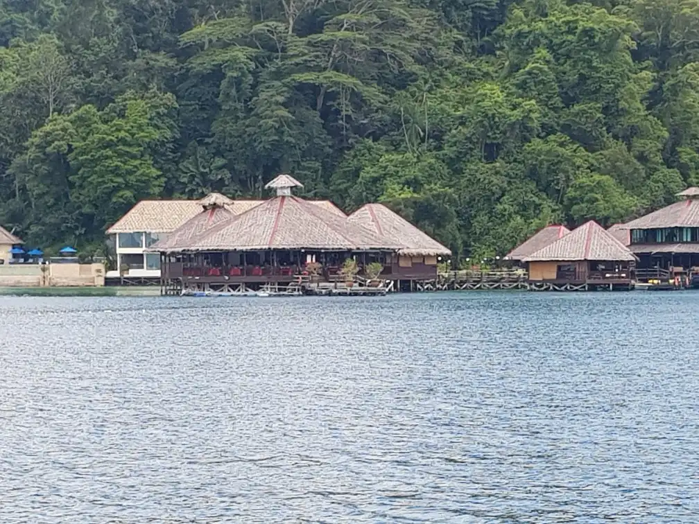 Отели рядом с достопримечательностью «Marine Ecology Research Centre»