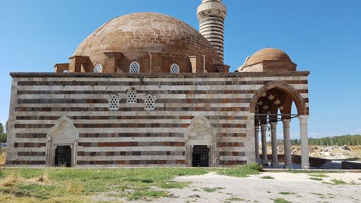 van kızıl minareli camii