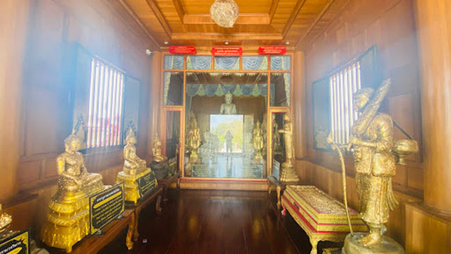 Wat Sammarong (400-year-old sacred sandalwood Thao Wessuwan) Wat Samphanphong