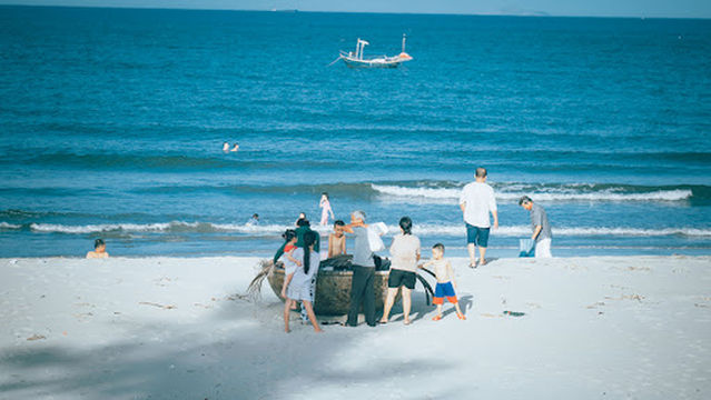 Tây Sơn Đông Beach