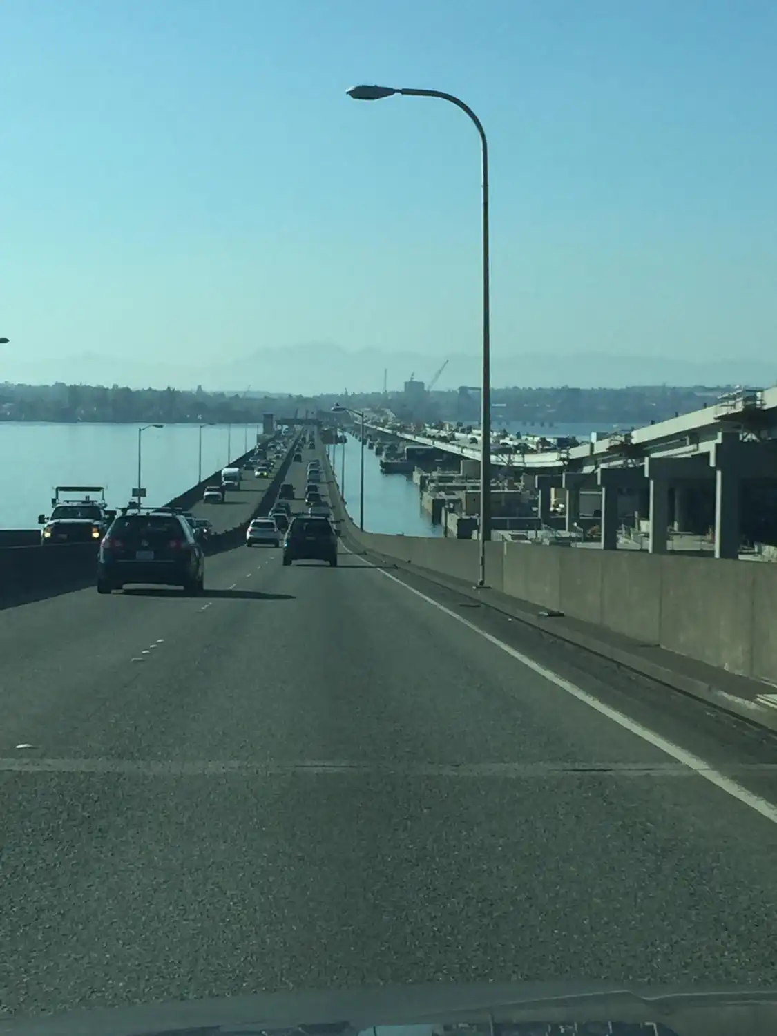 Отели рядом с достопримечательностью «Governor Albert D. Rosellini Bridge»