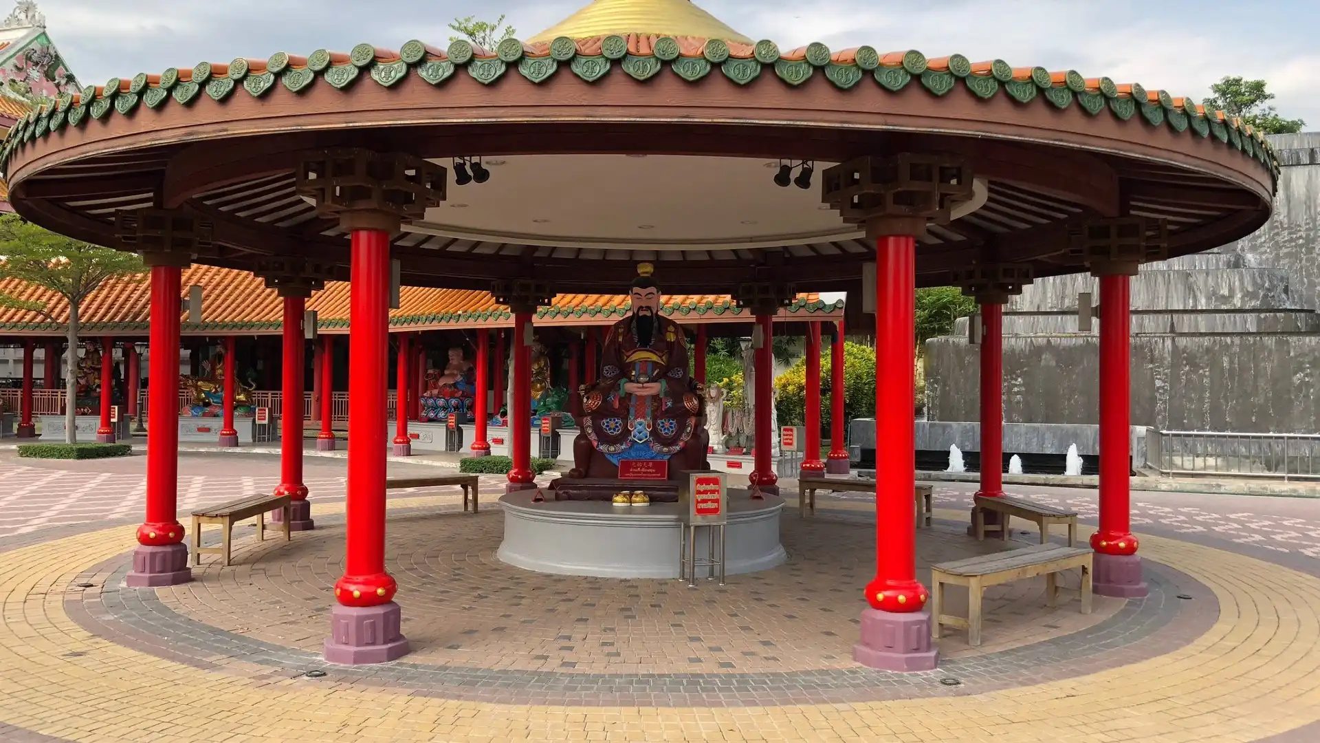 โรงแรมใกล้ศาลเจ้าพ่อหลักเมืองสุพรรณบุรี 素攀古廟