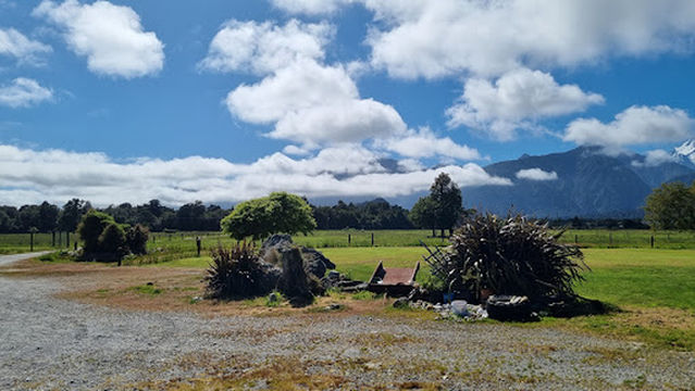 Te Koha Gallery - Jade Carving and Gem Stones