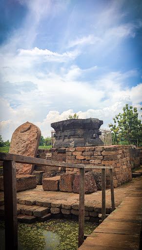 Petilasan Tribuana Tungga Dewi (Watu Ombo)