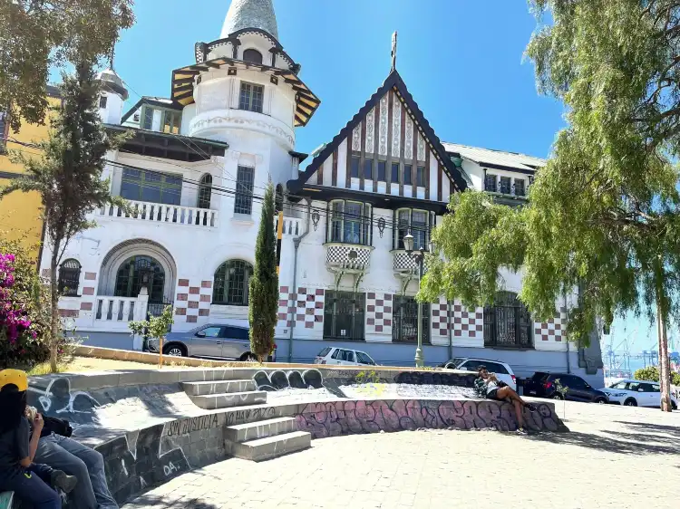 Hotel dekat Fine Arts Museum (Palacio Baburizza)
