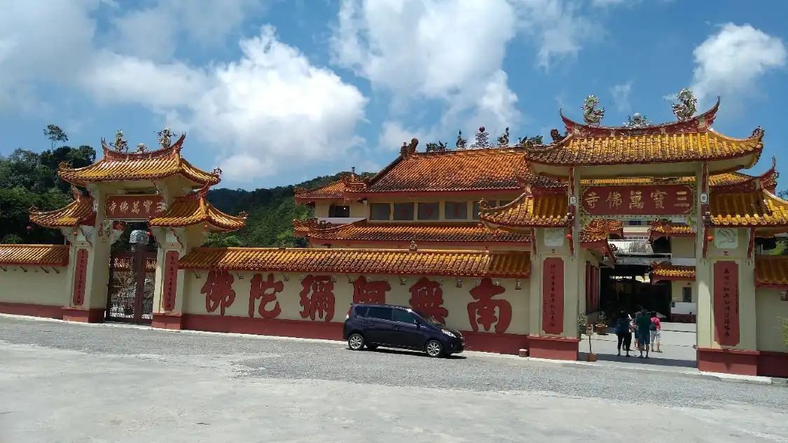 Hotels near Sam Poh Temple