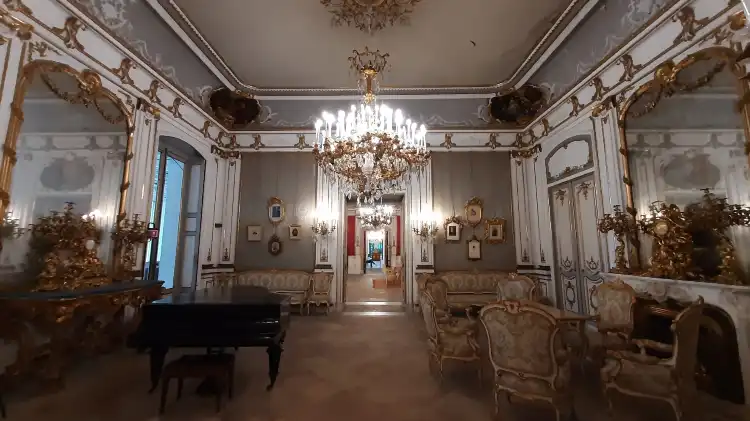 Các khách sạn gần Villa Pignatelli