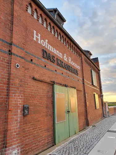 Flötistin und Bassistskulptur