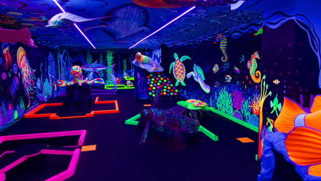 GLOBALLS - UV Mini Golf & Games