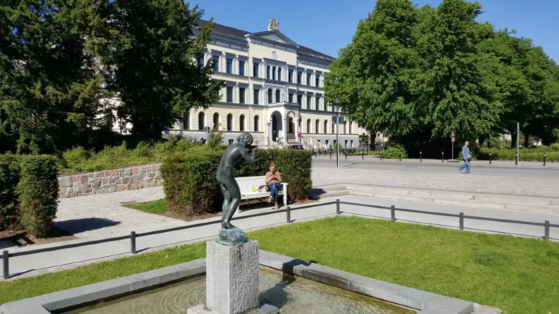 Hotels near Brunnen 'Die Trinkende'