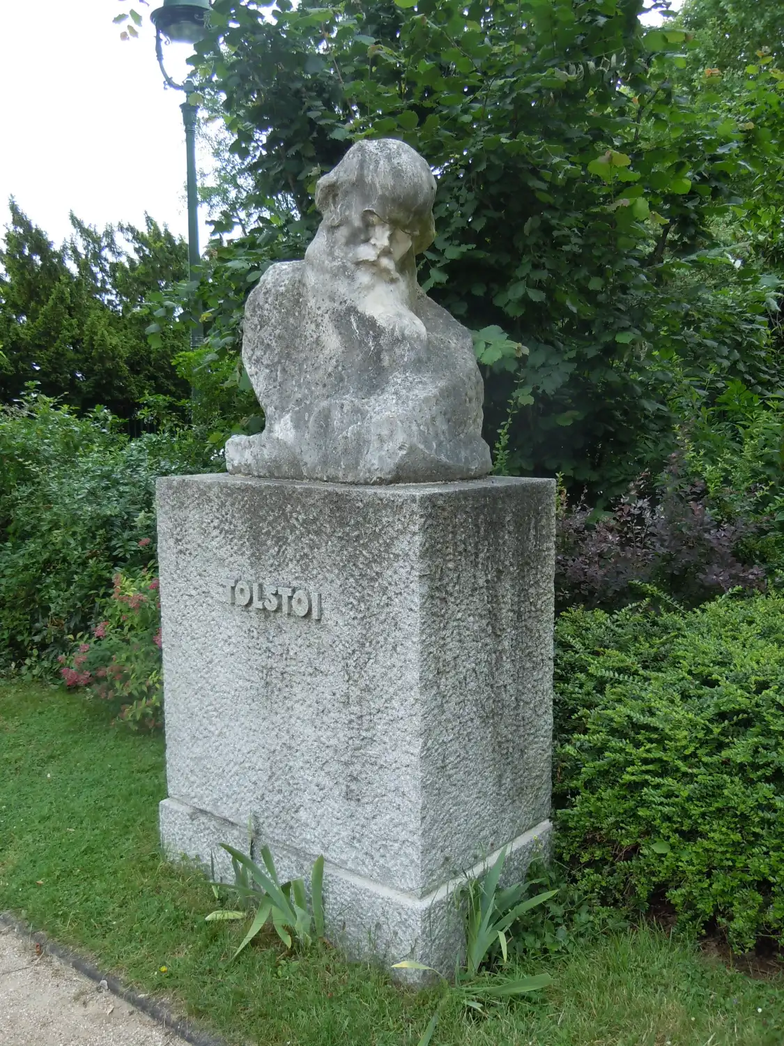 Hotels near Buste de Leon Tolstoi